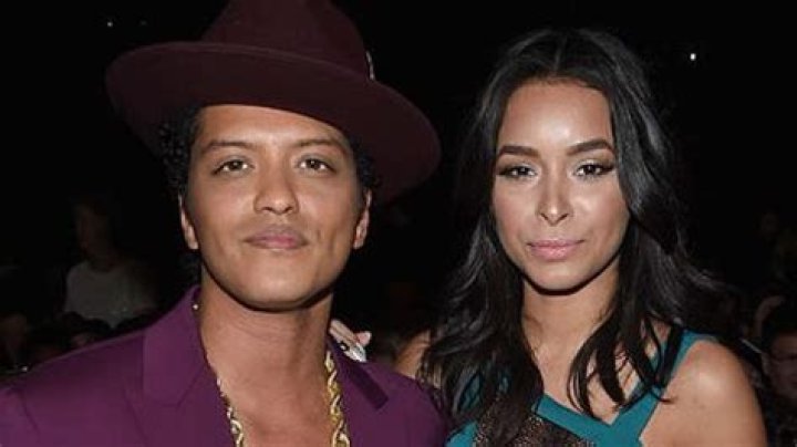 Bruno Mars’ Girlfriend Jessica Caban Dedicates Instagram Photo To ‘Gorilla’ Singer; Uses Picture From Grammy Awards 2014 For #MCM!