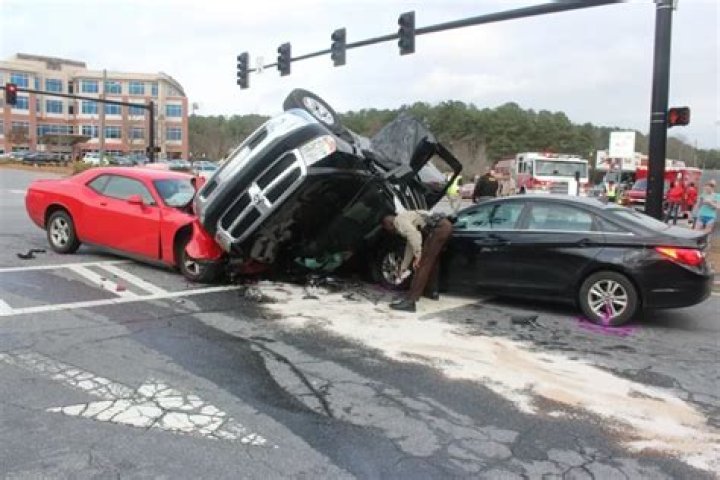 Car Accident in Towne Lake Parkway in Woodstock, GA Took 5 Teenagers Life