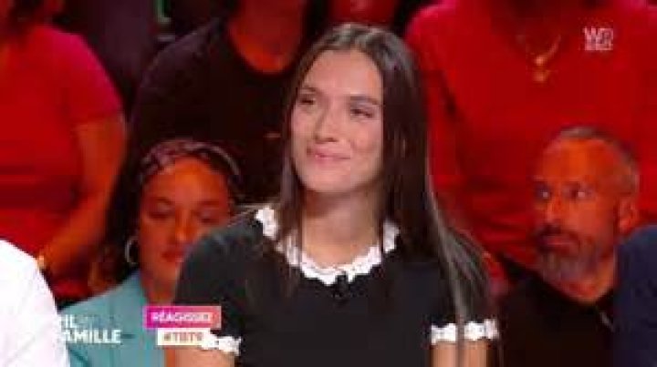 Delphine Wespiser reprend le 6 à 7, Cyril Hanouna tombe le pantalon !