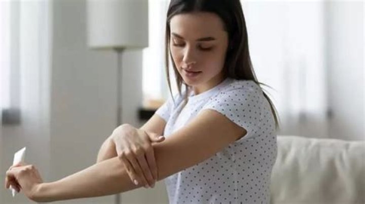 ¿Podemos eliminar los granitos ásperos de brazos y muslos?