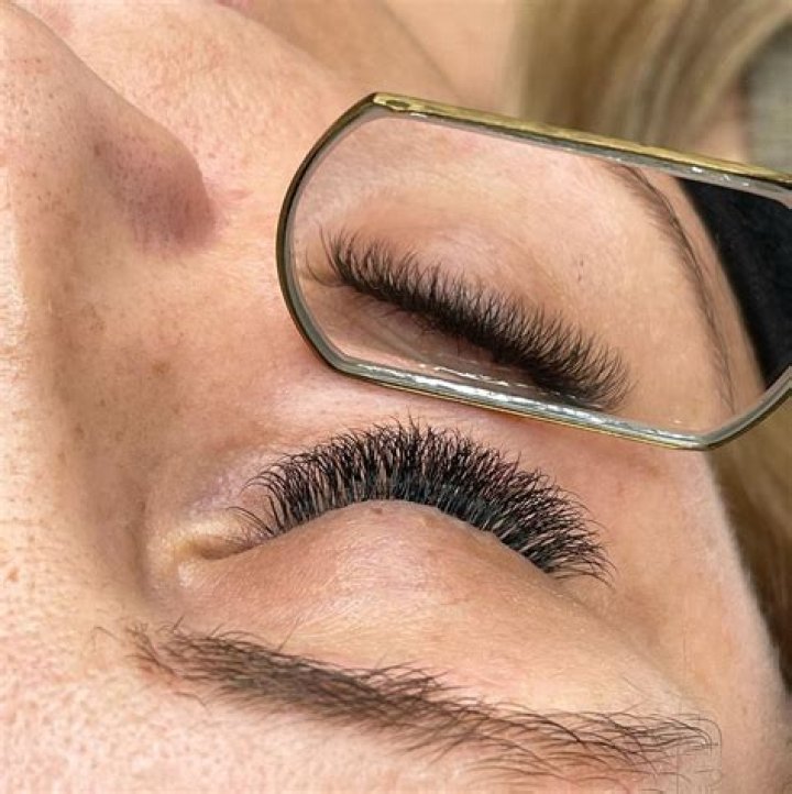 Risks and benefits of eyelash extensions: What to expect