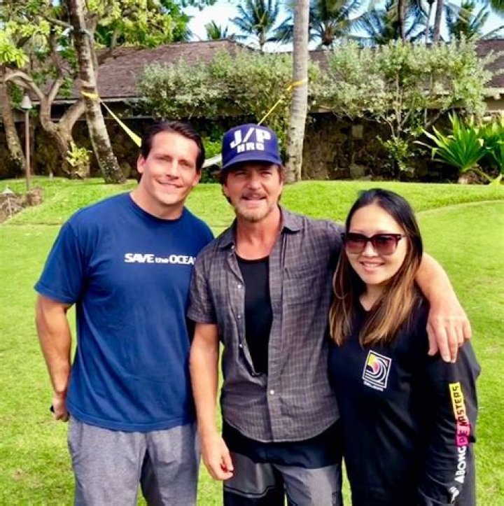 Where does Eddie Vedder live in Hawaii?
